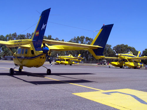 Sullo sfondo i due Fireboss Air Trascor 802 impegnati nella Campagna Regionale Antincendio 2006