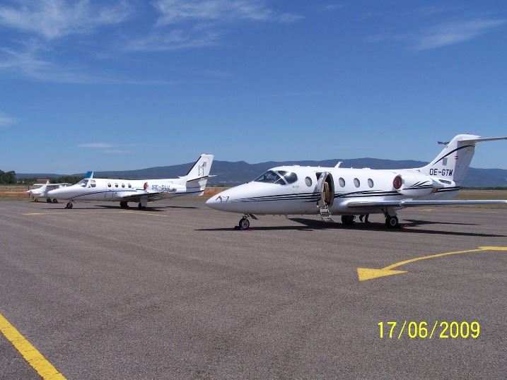 Aeromobili CITATION e BEECH JET 400 in sosta nel parcheggio aeromobili